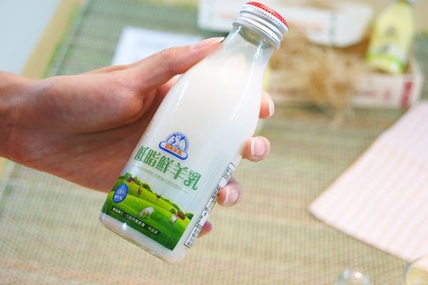 帶羊奶去學校！小二兒子「忘記喝主動道歉」：欠媽媽25元　她聽完「再討3塊錢」網讚超會教
