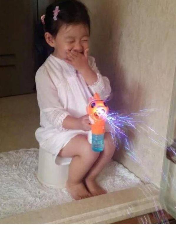 連玩耍都超優雅！大S曬女兒「公主坐姿」引熱議　網友大讚：「身教比言教重要」