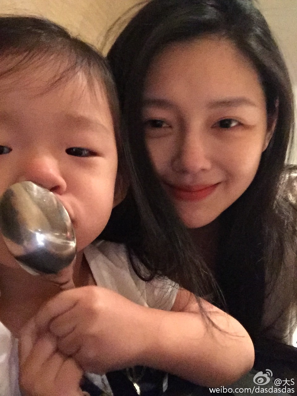 連玩耍都超優雅！大S曬女兒「公主坐姿」引熱議　網友大讚：「身教比言教重要」