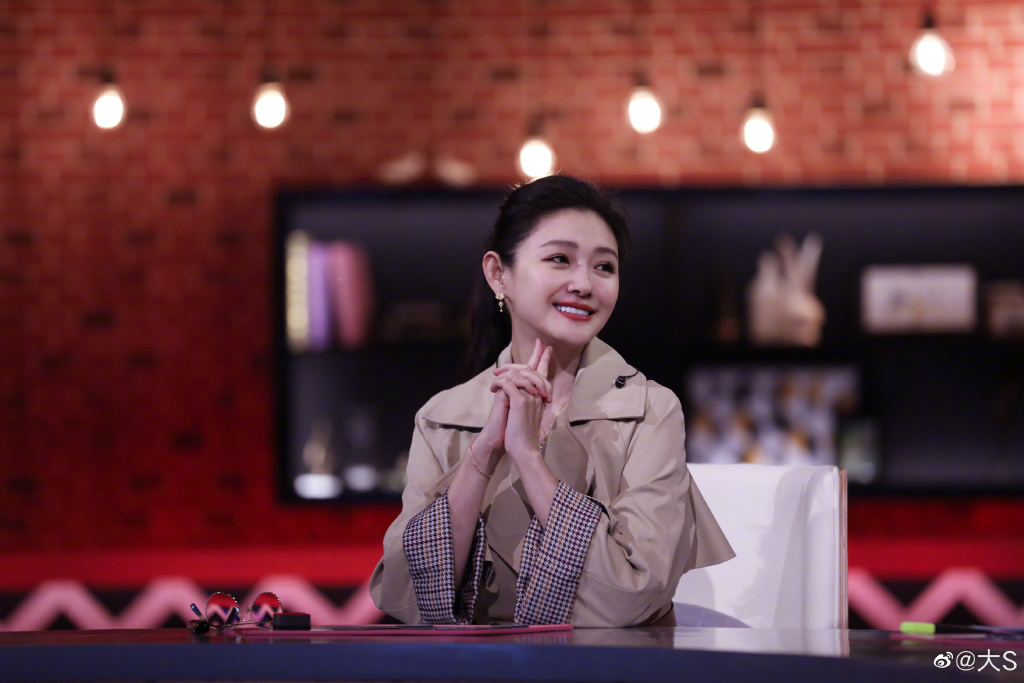 連玩耍都超優雅！大S曬女兒「公主坐姿」引熱議　網友大讚：「身教比言教重要」