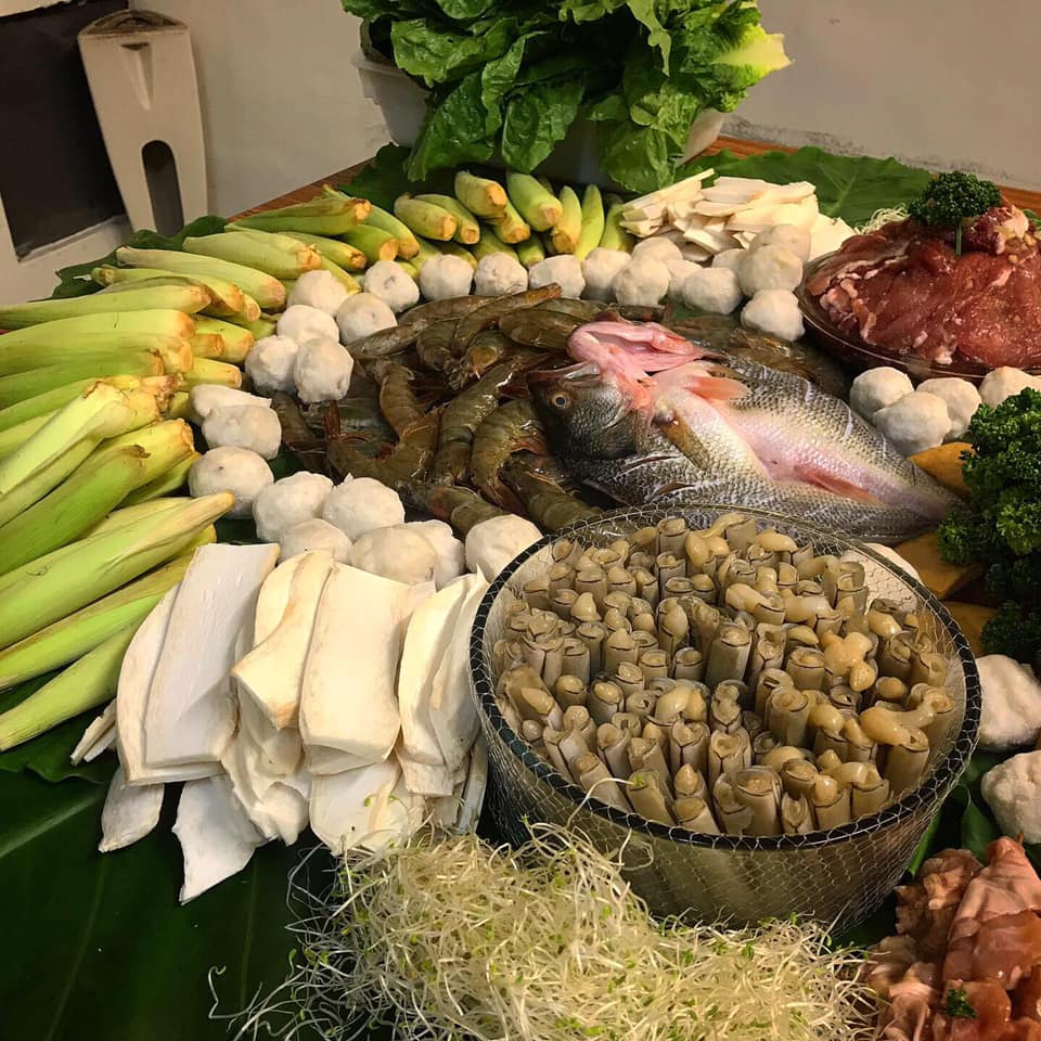 烤肉就要這麼浮誇！他到朋友家參加「霸氣中秋烤肉趴」　超狂擺盤吃飽飽「還有神秘罕見食材」網羨慕到炸