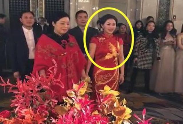 比新娘更搶眼！婚禮上「超高顏值婆婆」驚豔全場賓客　一往下「完美高挑比例」網大讚：主角變婆婆