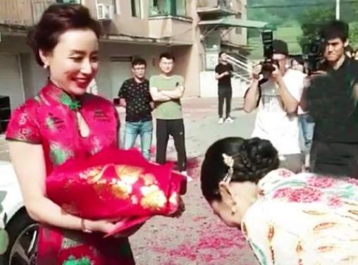 比新娘更搶眼！婚禮上「超高顏值婆婆」驚豔全場賓客　一往下「完美高挑比例」網大讚：主角變婆婆