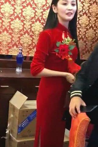 比新娘更搶眼！婚禮上「超高顏值婆婆」驚豔全場賓客　一往下「完美高挑比例」網大讚：主角變婆婆