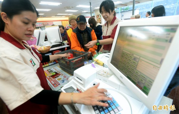 把客人做分類！超商收銀台「驚見年齡層按鍵」　店員超狂「自製奧客鍵」：誰還敢亂來
