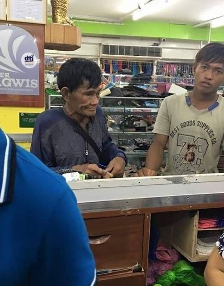 幫兒子買新鞋！老父親「拿出一盒硬幣」低頭數零錢　打工多年「只為給他最好的」感動全國：偉大的父愛