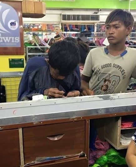 幫兒子買新鞋！老父親「拿出一盒硬幣」低頭數零錢　打工多年「只為給他最好的」感動全國：偉大的父愛