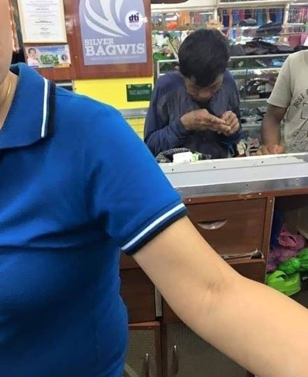 幫兒子買新鞋！老父親「拿出一盒硬幣」低頭數零錢　打工多年「只為給他最好的」感動全國：偉大的父愛
