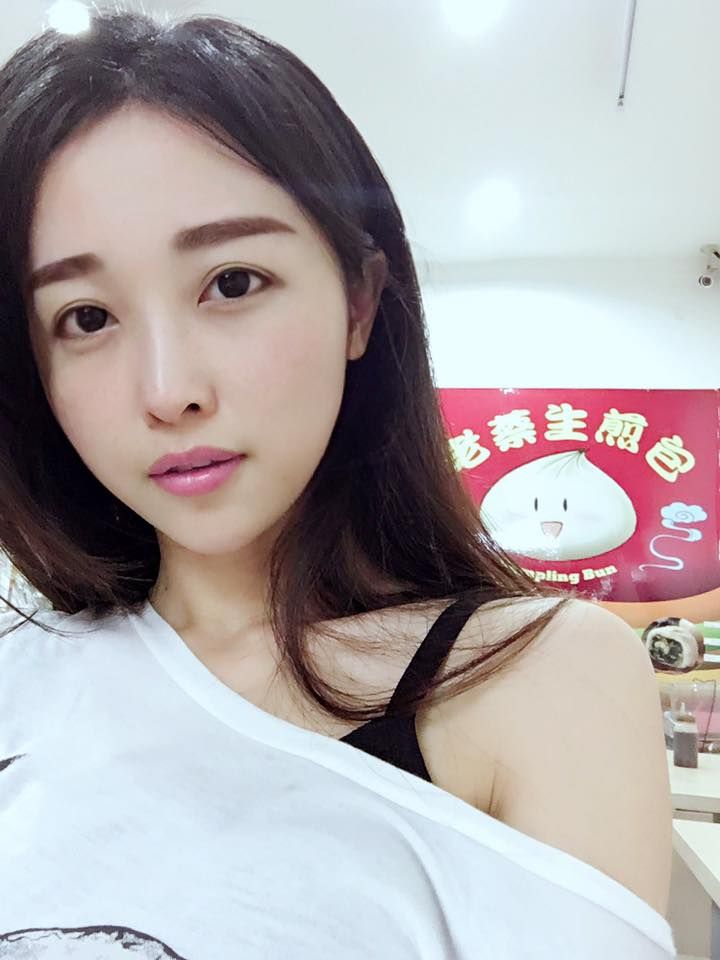 逢甲最美煎包妹！36歲「神逆齡少女臉蛋」美翻全網　同框「家中高顏值3姊妹」被狂讚：神基因