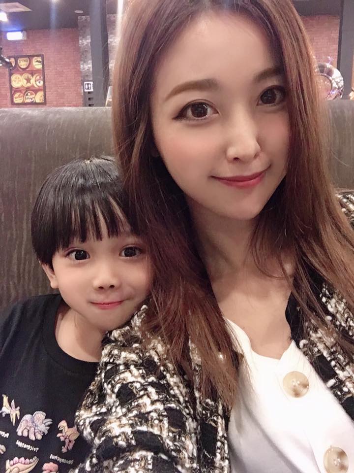 逢甲最美煎包妹！36歲「神逆齡少女臉蛋」美翻全網　同框「家中高顏值3姊妹」被狂讚：神基因