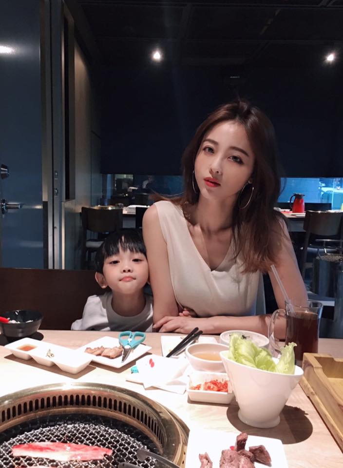 逢甲最美煎包妹！36歲「神逆齡少女臉蛋」美翻全網　同框「家中高顏值3姊妹」被狂讚：神基因