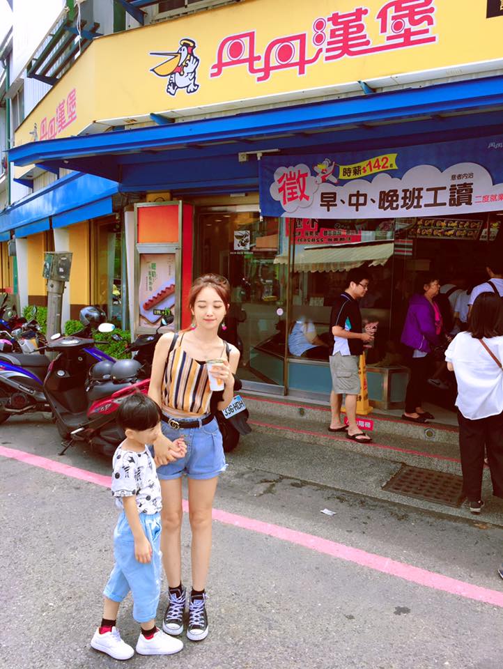 逢甲最美煎包妹！36歲「神逆齡少女臉蛋」美翻全網　同框「家中高顏值3姊妹」被狂讚：神基因