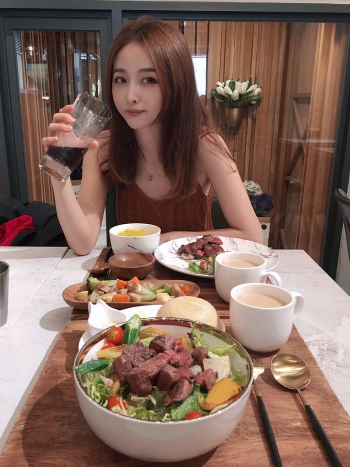 逢甲最美煎包妹！36歲「神逆齡少女臉蛋」美翻全網　同框「家中高顏值3姊妹」被狂讚：神基因