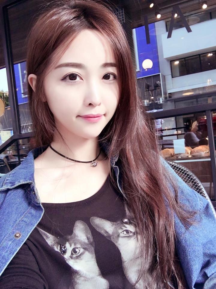 逢甲最美煎包妹！36歲「神逆齡少女臉蛋」美翻全網　同框「家中高顏值3姊妹」被狂讚：神基因