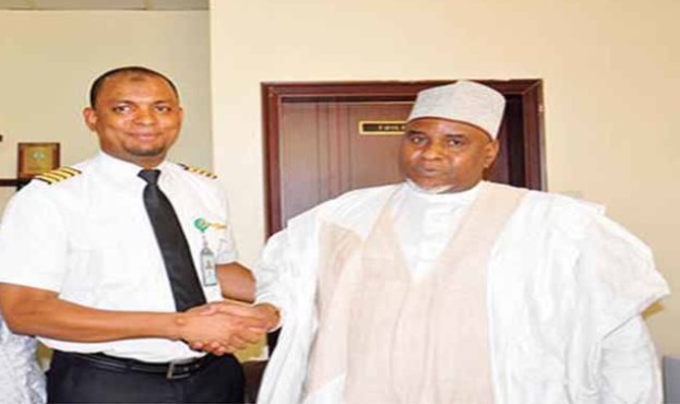 非洲男到「航空公司當清潔員」從來不馬虎　沉潛24年「逆襲當上機師」：我一直在默默學習！