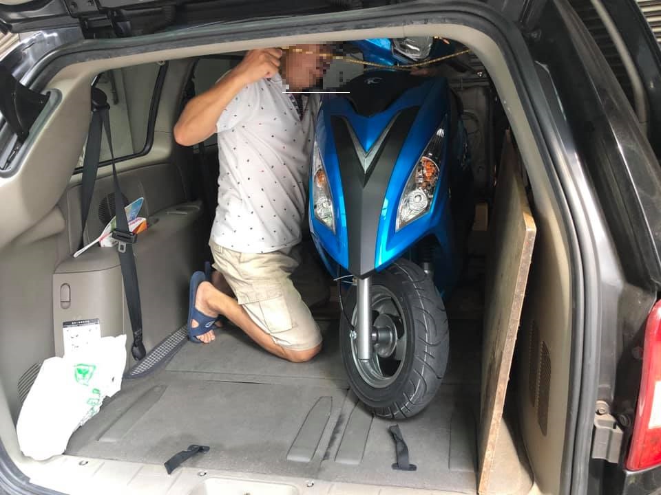不准用託運！兒住校「老爸親自幫運機車」寧願冒風險　親力親為不喊累「滿滿父愛舉動」引全網共鳴
