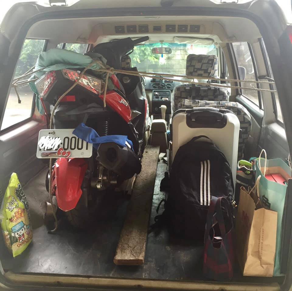 不准用託運！兒住校「老爸親自幫運機車」寧願冒風險　親力親為不喊累「滿滿父愛舉動」引全網共鳴