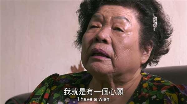 吵了一輩子！8旬嬤「卻牢記老伴生前隨口玩笑」堅持帶遺照圓夢　「一路奇怪舉動曝光」網鼻酸：他從沒離開