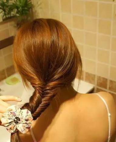 夏天女孩子必學「4款紮頭髮」的方法   簡單好看又涼爽