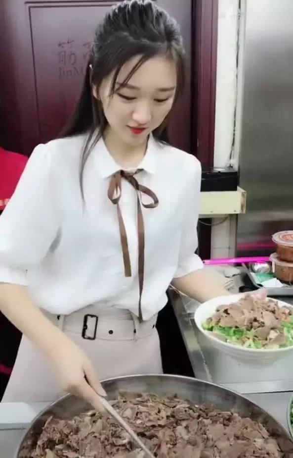 電眼美女煮麵「被封最美拉麵西施」爆紅全中國！粉絲慕名朝聖「終於見到本尊」秒看傻：我不想吃了
