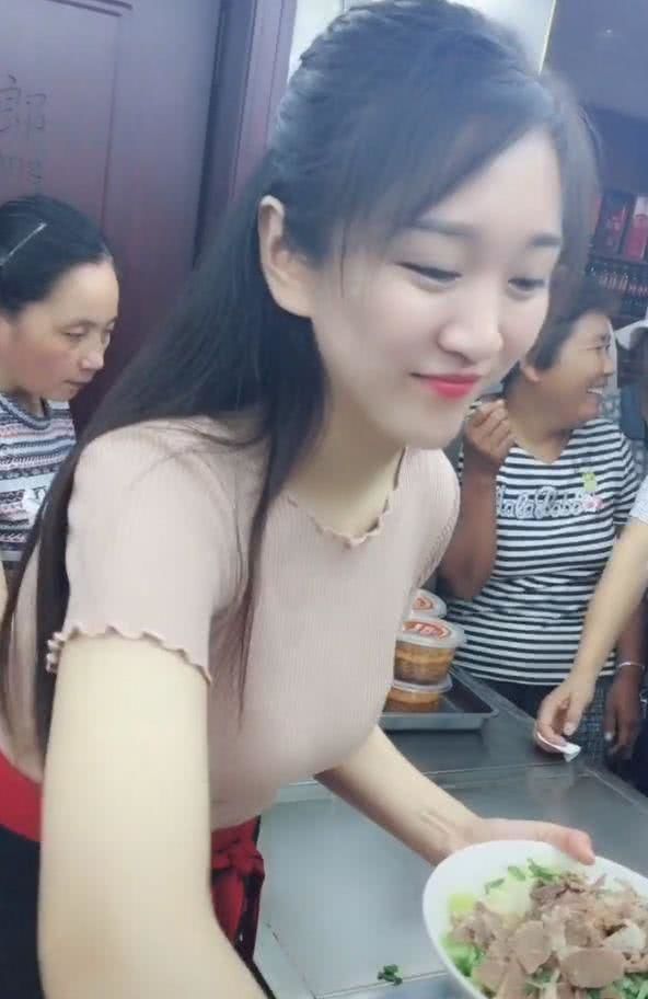 電眼美女煮麵「被封最美拉麵西施」爆紅全中國！粉絲慕名朝聖「終於見到本尊」秒看傻：我不想吃了