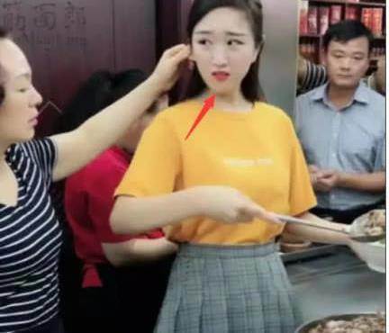 電眼美女煮麵「被封最美拉麵西施」爆紅全中國！粉絲慕名朝聖「終於見到本尊」秒看傻：我不想吃了