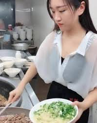 電眼美女煮麵「被封最美拉麵西施」爆紅全中國！粉絲慕名朝聖「終於見到本尊」秒看傻：我不想吃了