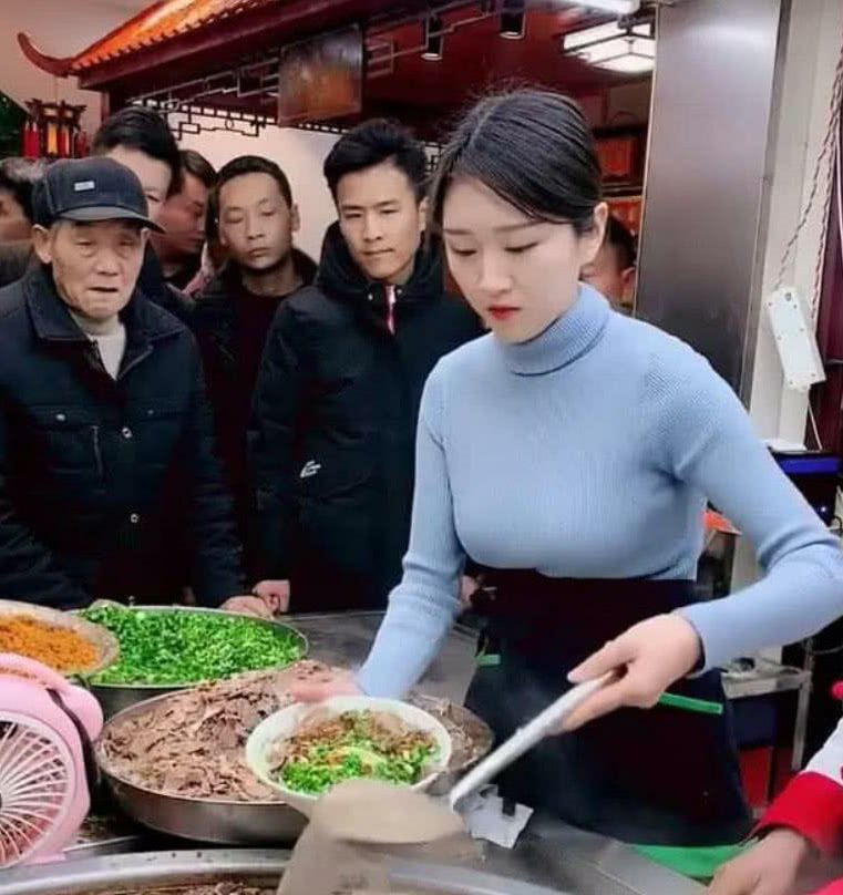電眼美女煮麵「被封最美拉麵西施」爆紅全中國！粉絲慕名朝聖「終於見到本尊」秒看傻：我不想吃了