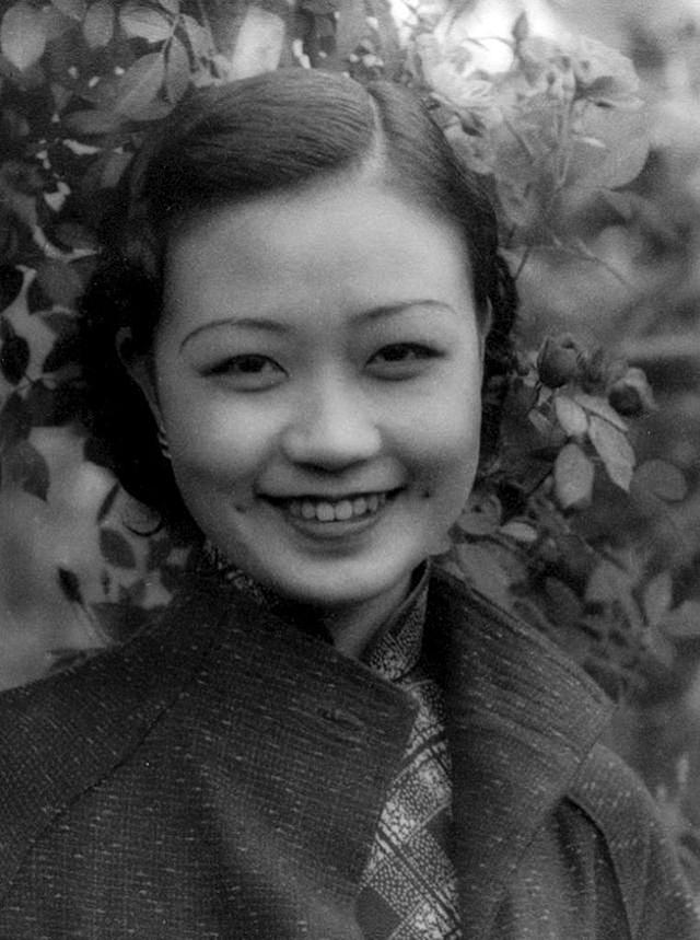 同學給她取一綽號,她很高興地將真名改為此,多年之後成大名人富甲一方:民國傳奇女子