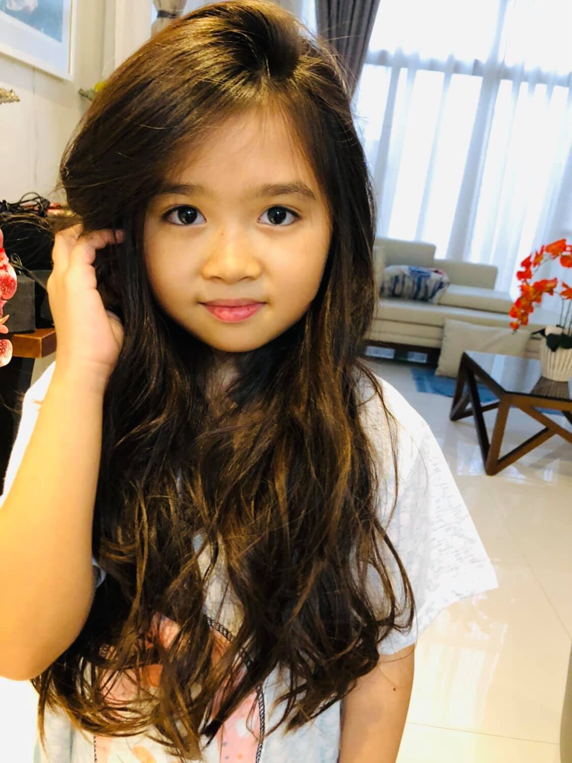 5歲小女孩太萌「收服阿拉伯土豪」全家被接過去住　4年後網友直呼：最年輕的富婆