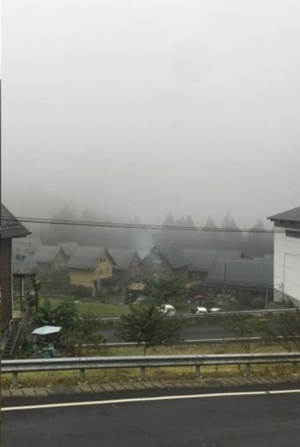 不用去日本！他帶老婆住「台灣版合掌村」旅費省10倍 雲霧繚繞「宛如置身仙境」網讚：只差沒下雪！