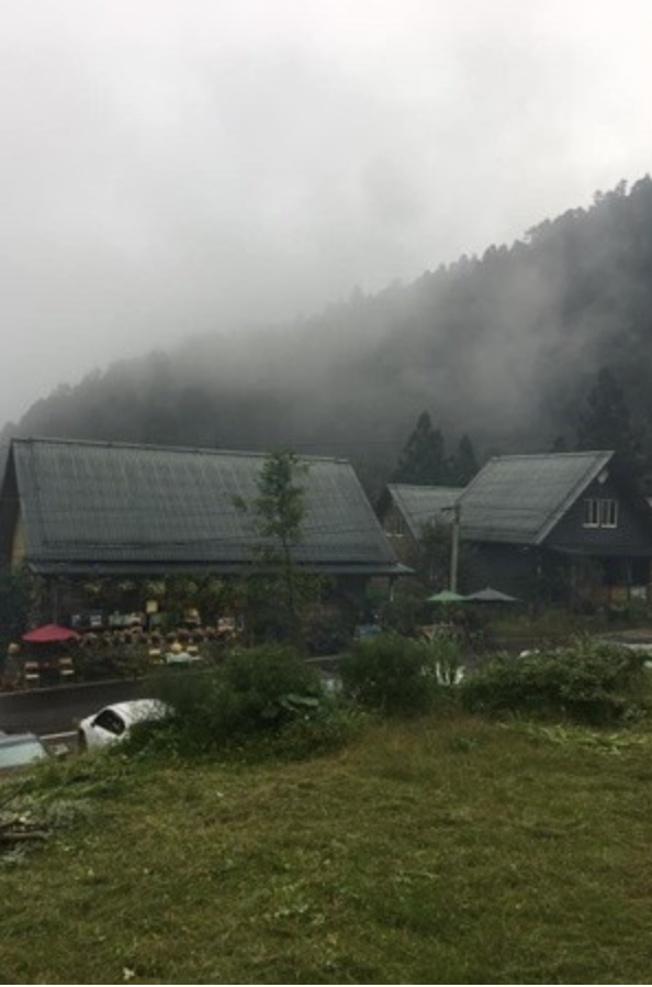 不用去日本！他帶老婆住「台灣版合掌村」旅費省10倍 雲霧繚繞「宛如置身仙境」網讚：只差沒下雪！