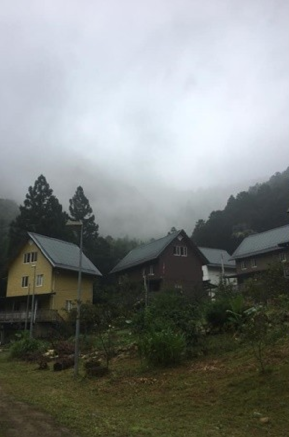 不用去日本！他帶老婆住「台灣版合掌村」旅費省10倍 雲霧繚繞「宛如置身仙境」網讚：只差沒下雪！