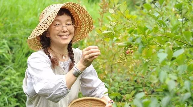 正值事業高峰卻隱居山林20年！60歲夫妻「自給自足」從青絲到白髮　活出「人間天堂」至今恩愛如昔