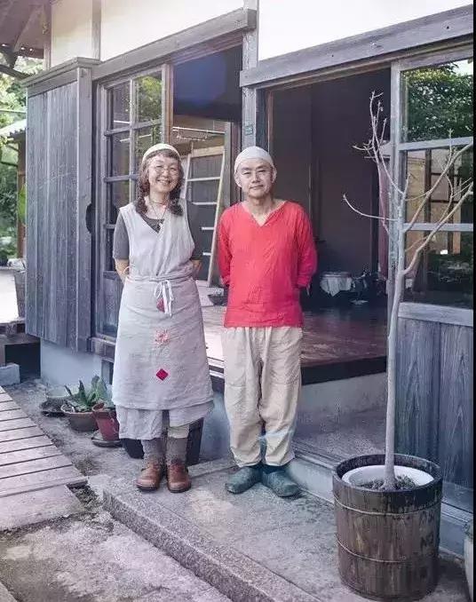正值事業高峰卻隱居山林20年！60歲夫妻「自給自足」從青絲到白髮　活出「人間天堂」至今恩愛如昔