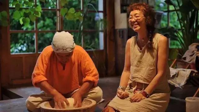 正值事業高峰卻隱居山林20年！60歲夫妻「自給自足」從青絲到白髮　活出「人間天堂」至今恩愛如昔