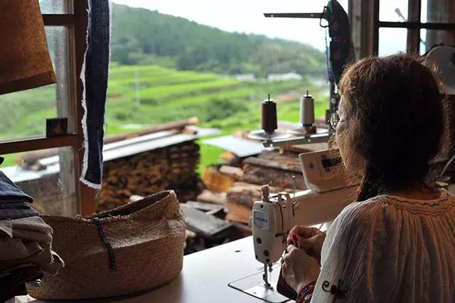 正值事業高峰卻隱居山林20年！60歲夫妻「自給自足」從青絲到白髮　活出「人間天堂」至今恩愛如昔
