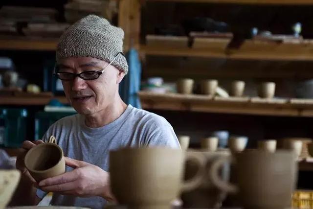 正值事業高峰卻隱居山林20年！60歲夫妻「自給自足」從青絲到白髮　活出「人間天堂」至今恩愛如昔