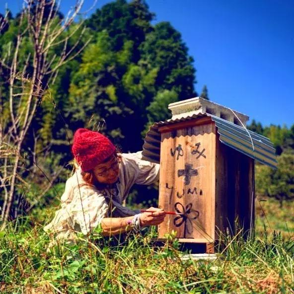 正值事業高峰卻隱居山林20年！60歲夫妻「自給自足」從青絲到白髮　活出「人間天堂」至今恩愛如昔