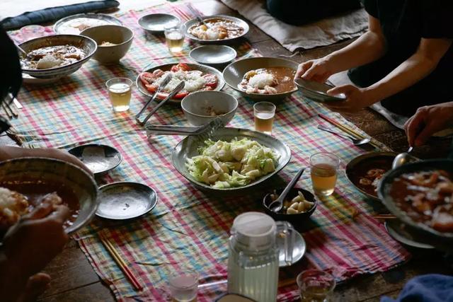 正值事業高峰卻隱居山林20年！60歲夫妻「自給自足」從青絲到白髮　活出「人間天堂」至今恩愛如昔