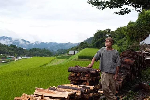 正值事業高峰卻隱居山林20年！60歲夫妻「自給自足」從青絲到白髮　活出「人間天堂」至今恩愛如昔