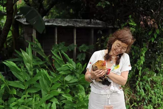 正值事業高峰卻隱居山林20年！60歲夫妻「自給自足」從青絲到白髮　活出「人間天堂」至今恩愛如昔