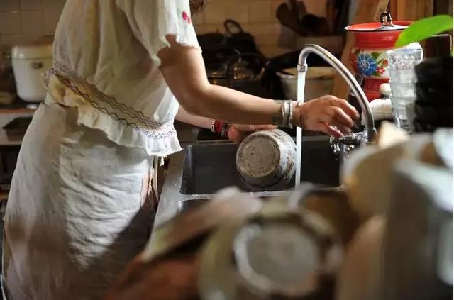 正值事業高峰卻隱居山林20年！60歲夫妻「自給自足」從青絲到白髮　活出「人間天堂」至今恩愛如昔