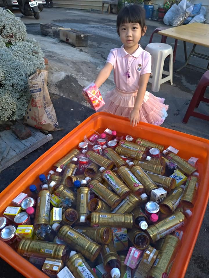 鄉下烤肉就是狂！搭棚開6桌「根本流水席等級」　網友見「整隻豬架上炭爐」驚問：辦桌還是慶中秋