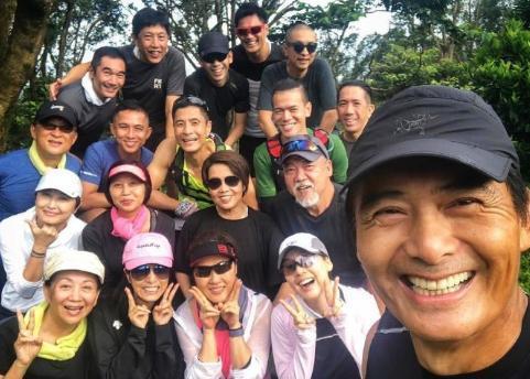   63歲米雪曬與周潤發爬山照！發哥皺紋明顯「笑起來依舊迷人」，女神素顏出鏡優雅大方：這才是實力老牌