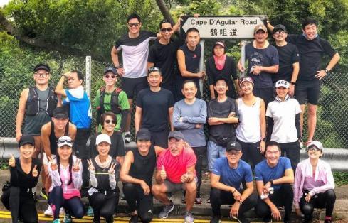   63歲米雪曬與周潤發爬山照！發哥皺紋明顯「笑起來依舊迷人」，女神素顏出鏡優雅大方：這才是實力老牌