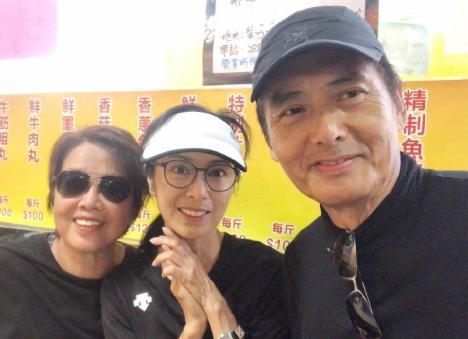   63歲米雪曬與周潤發爬山照！發哥皺紋明顯「笑起來依舊迷人」，女神素顏出鏡優雅大方：這才是實力老牌