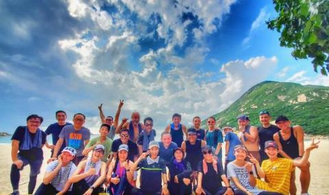   63歲米雪曬與周潤發爬山照！發哥皺紋明顯「笑起來依舊迷人」，女神素顏出鏡優雅大方：這才是實力老牌