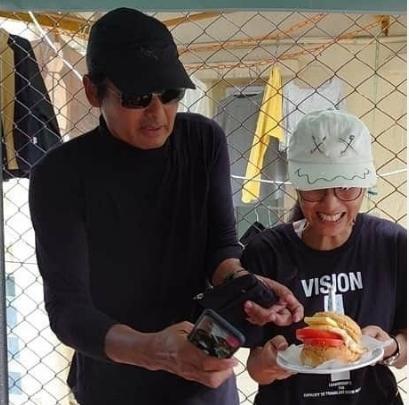   63歲米雪曬與周潤發爬山照！發哥皺紋明顯「笑起來依舊迷人」，女神素顏出鏡優雅大方：這才是實力老牌