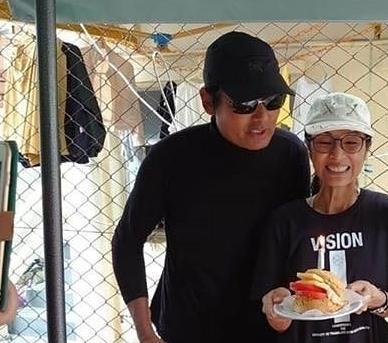   63歲米雪曬與周潤發爬山照！發哥皺紋明顯「笑起來依舊迷人」，女神素顏出鏡優雅大方：這才是實力老牌